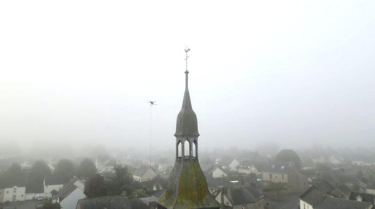 Drone pulvérisant des produits biodégradables pour le nettoyage de l’église à Torcé en Bretagne
