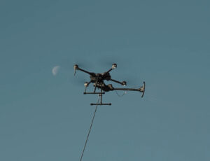 Drone pulvérisant des produits biodégradables sur la façade du Village Club du Soleil à Fouesnant, près de Quimper, pour un nettoyage efficace et sécurisé.