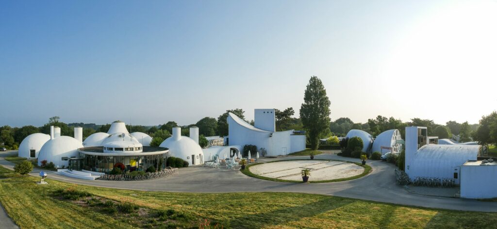 Façade d’un bâtiment près de Quimper après un nettoyage effectué par drone, mettant en valeur sa propreté impeccable.