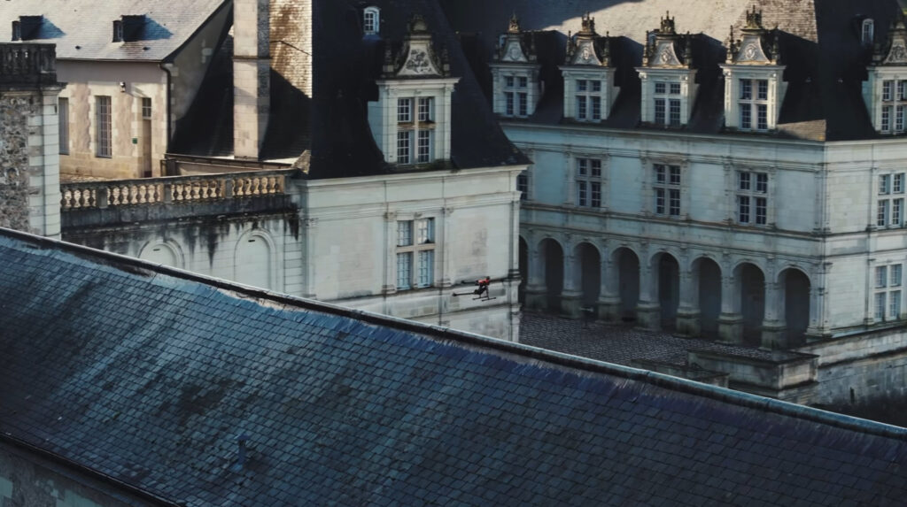 Vue aérienne des toitures d’un château de la Loire avant nettoyage par drone