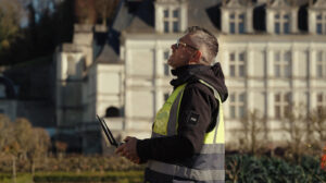 Drone pulvérisant un produit biodégradable pour le nettoyage des toitures du château dans la vallée de la Loire