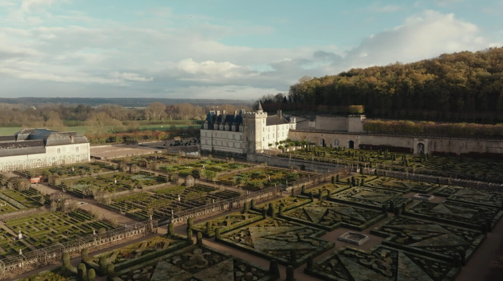 Toitures nettoyées d’un château de la Loire, résultat brillant grâce à notre méthode par drone