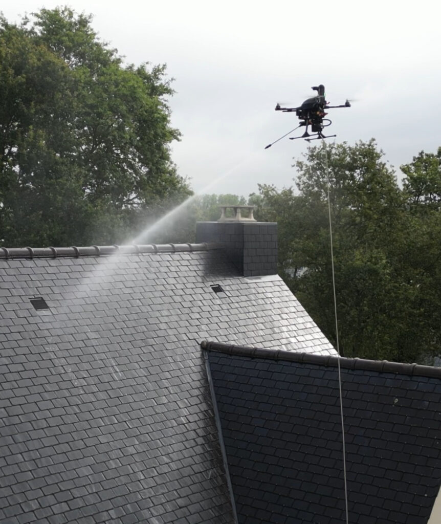 Pourquoi choisir le drone pour votre nettoyage de toiture à Vitré ?