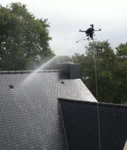Drone en action pour le nettoyage d’une toiture d’immeuble collectif à Rennes.