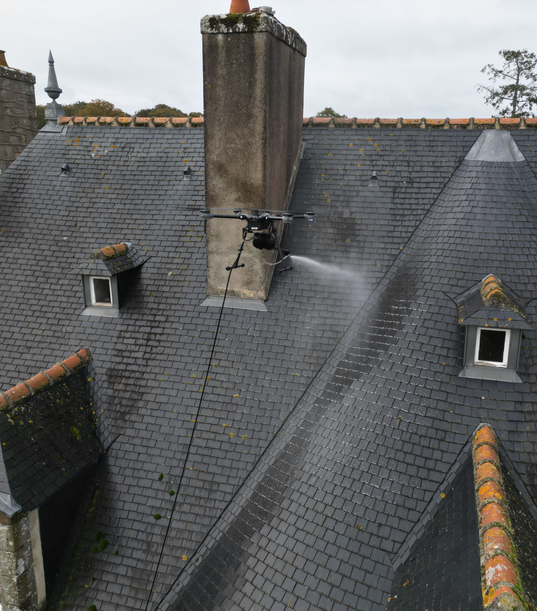 Pourquoi choisir le nettoyage de toiture par drone à Quimper ?