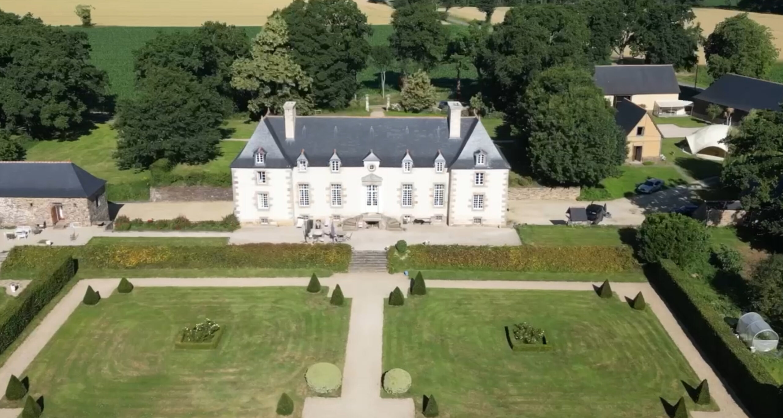 toiture manoir avant nettoyage toiture manoir Saint-Malo