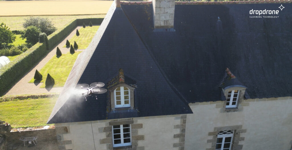 drone en action nettoyage toiture manoir Saint-Malo