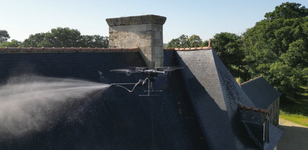 Traitement par drone de la toiture du manoir près de Saint-Malo