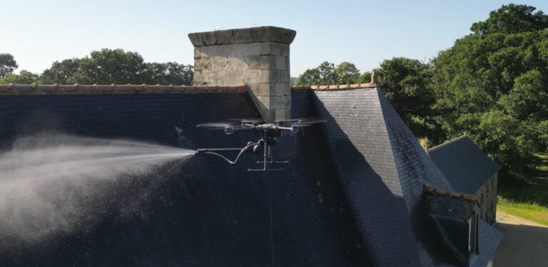 Traitement par drone de la toiture du manoir près de Saint-Malo
