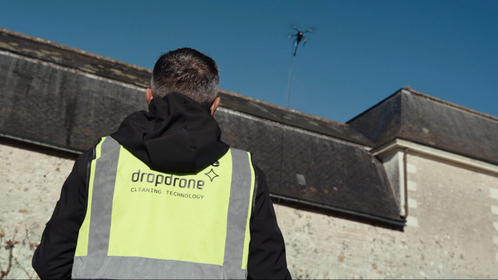 Drone en intervention pour un nettoyage de façade sans échafaudage en Bretagne