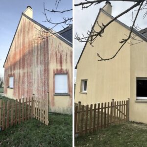 traces rouges sur façade dues aux micro-algues sur un mur extérieur