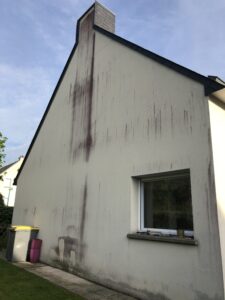 traitement basse pression pour enlever les traces rouges sur façade