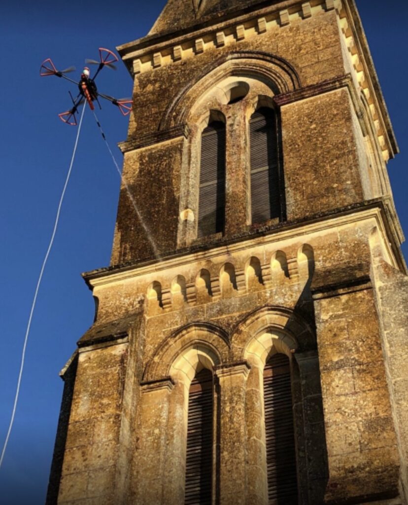 Drone en intervention sur une église pour le nettoyage des façades