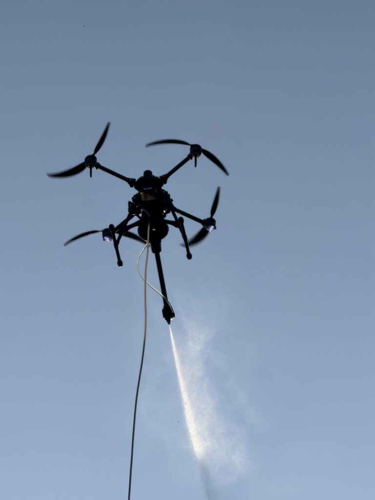 Drone de nettoyage en vol équipé d'un système de pulvérisation