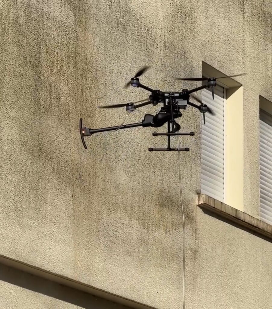 Drone de nettoyage intervenant au plus près d'une façade