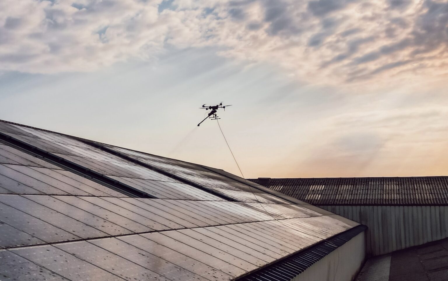 Drone effectuant le nettoyage de panneaux photovoltaïques