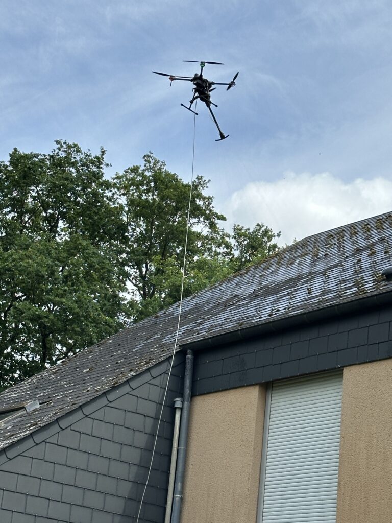 Drone spécialisé dans le nettoyage de toitures résidentielles