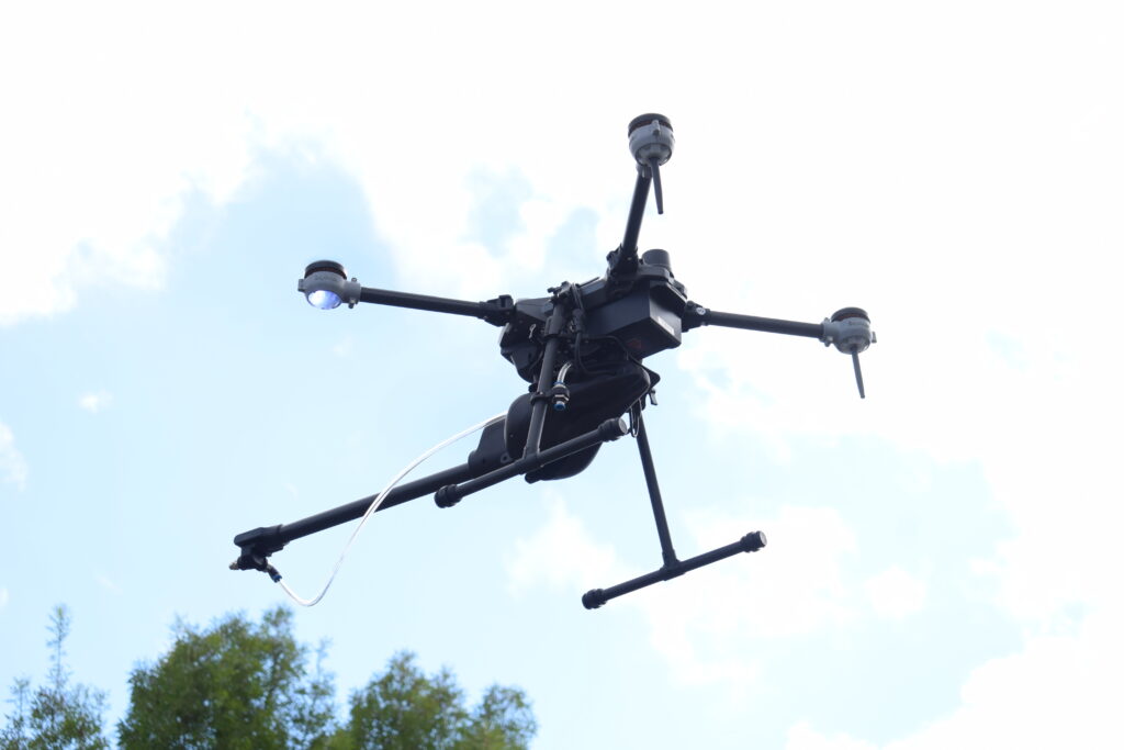 Drone professionnel utilisé pour le nettoyage extérieur des bâtiments