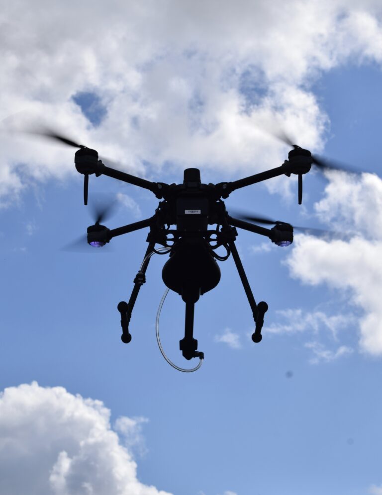 Vue rapprochée d'un drone de nettoyage utilisé pour les interventions industrielles
