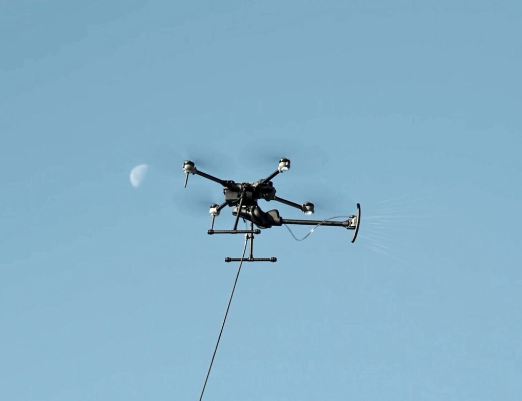 Drone pulvérisant un produit de nettoyage sur une façade ou une toiture