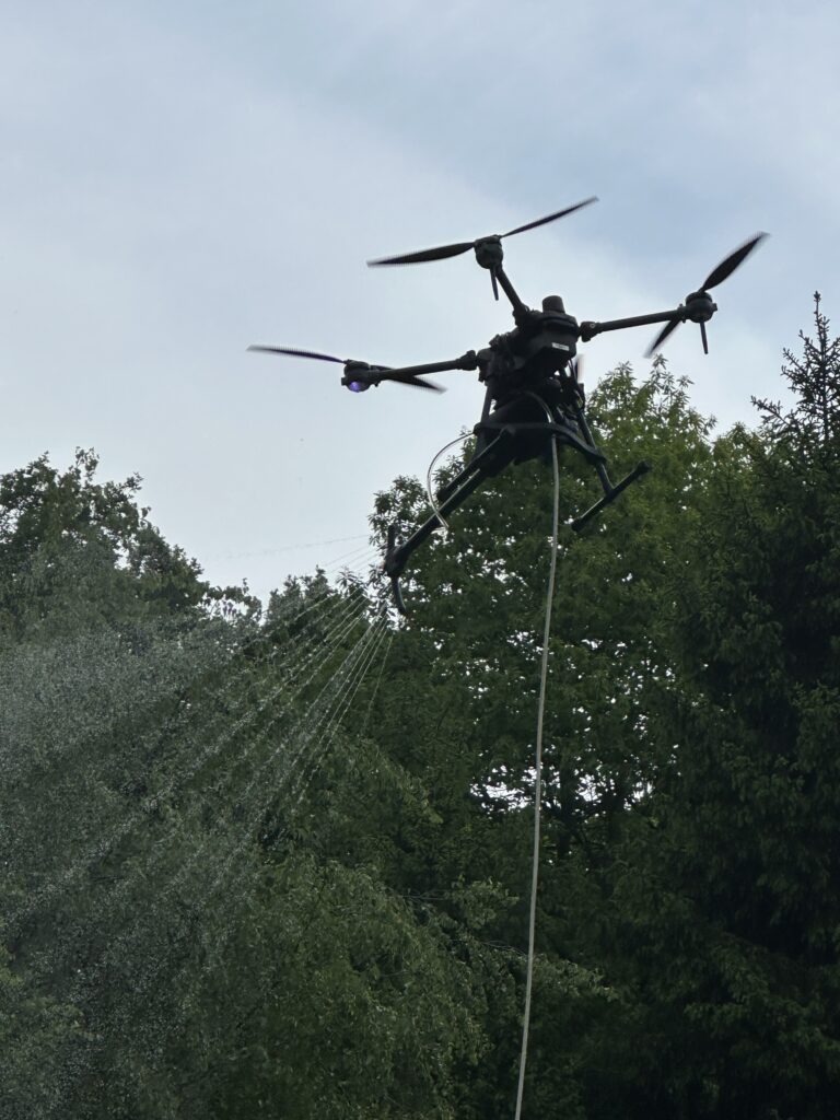 Pulvérisation d'un traitement anti-mousse sur une toiture par drone