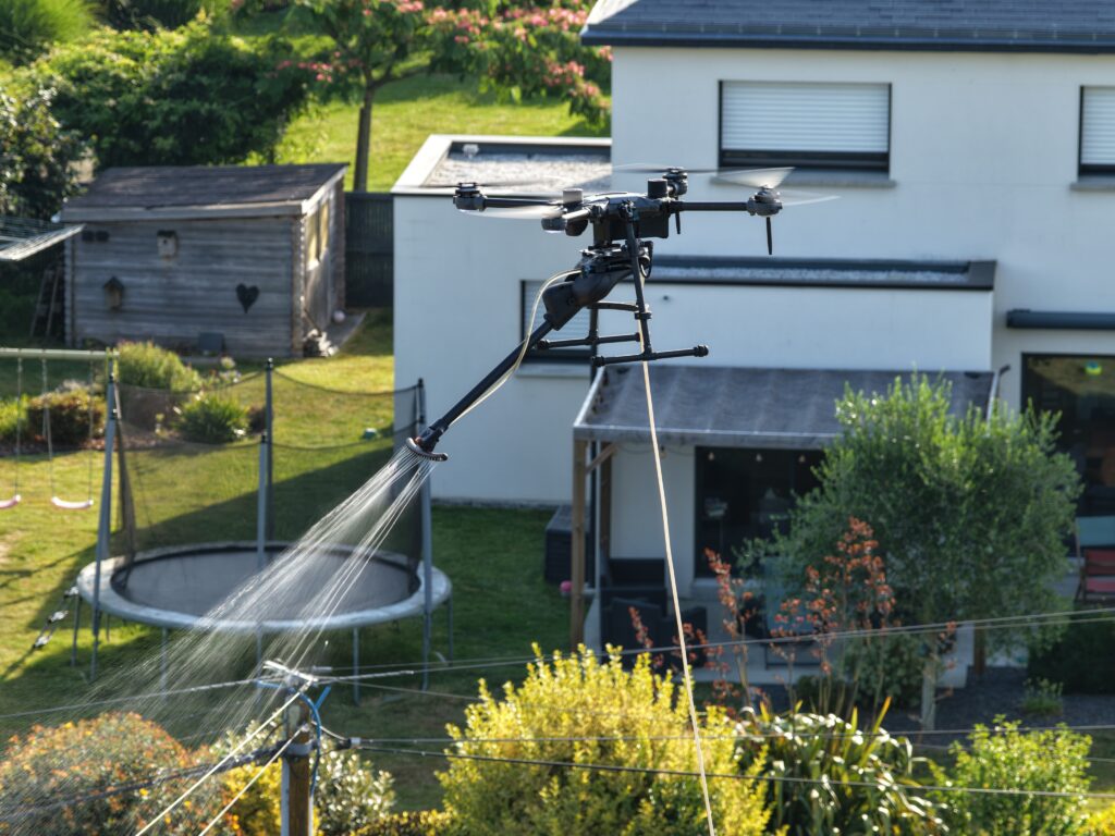 Drone pulvérisant un traitement basse pression sur une toiture en ardoise