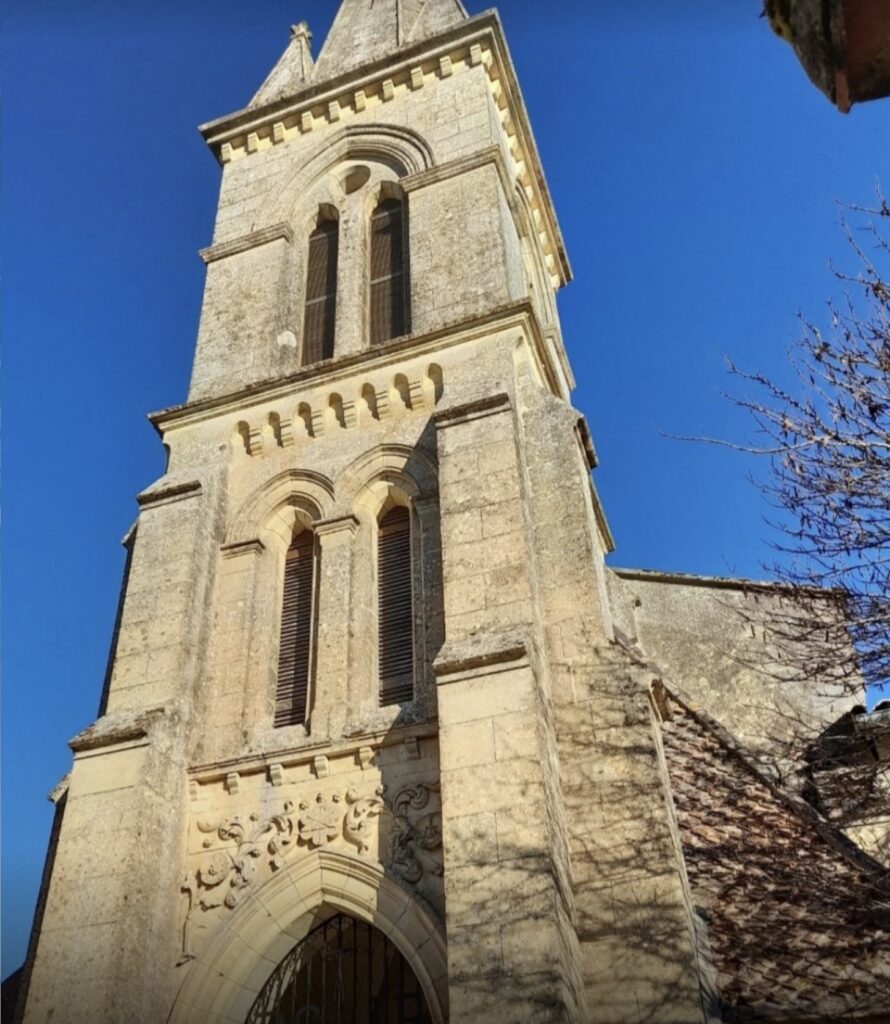 Façade d'église avant traitement et nettoyage par drone