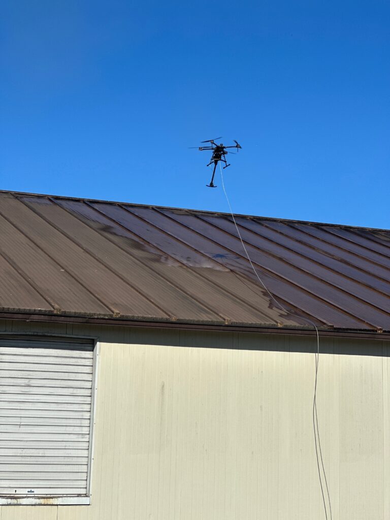 Nettoyage d'une toiture en bac acier sur un bâtiment industriel
