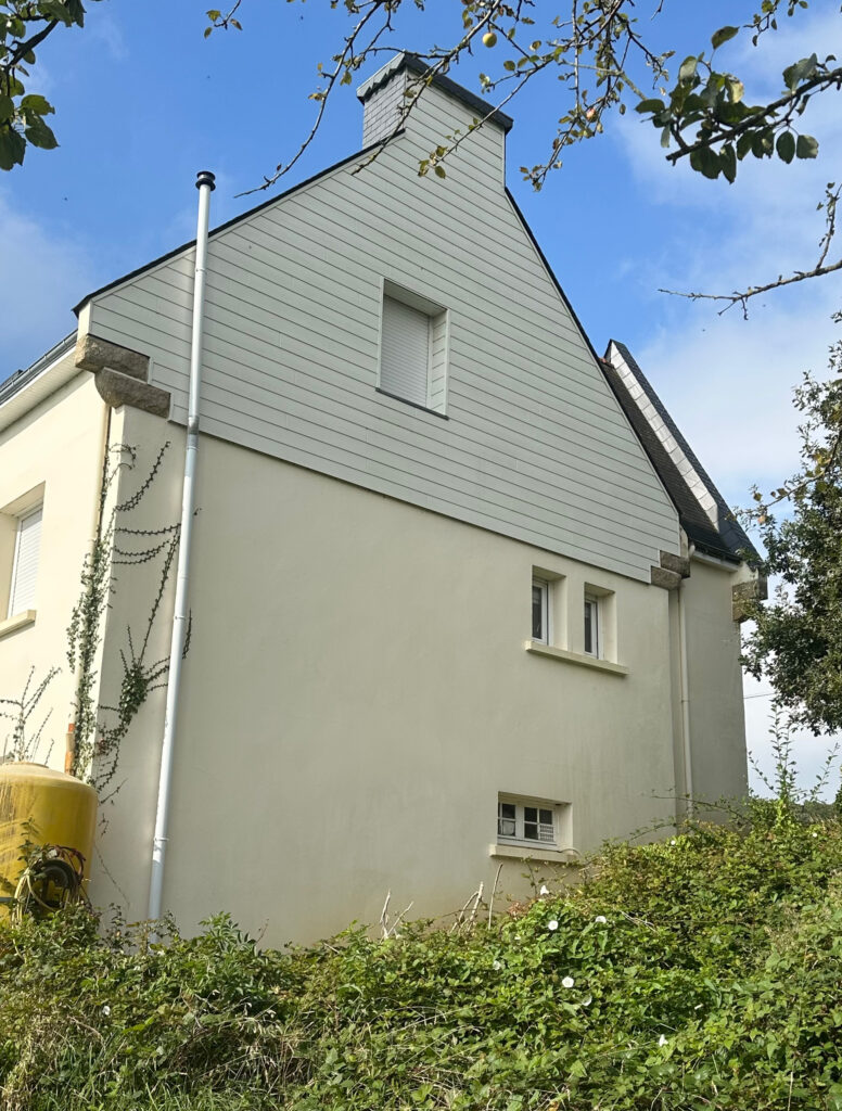 Façade de maison et bardage PVC retrouvant leur aspect d'origine après nettoyage professionnel