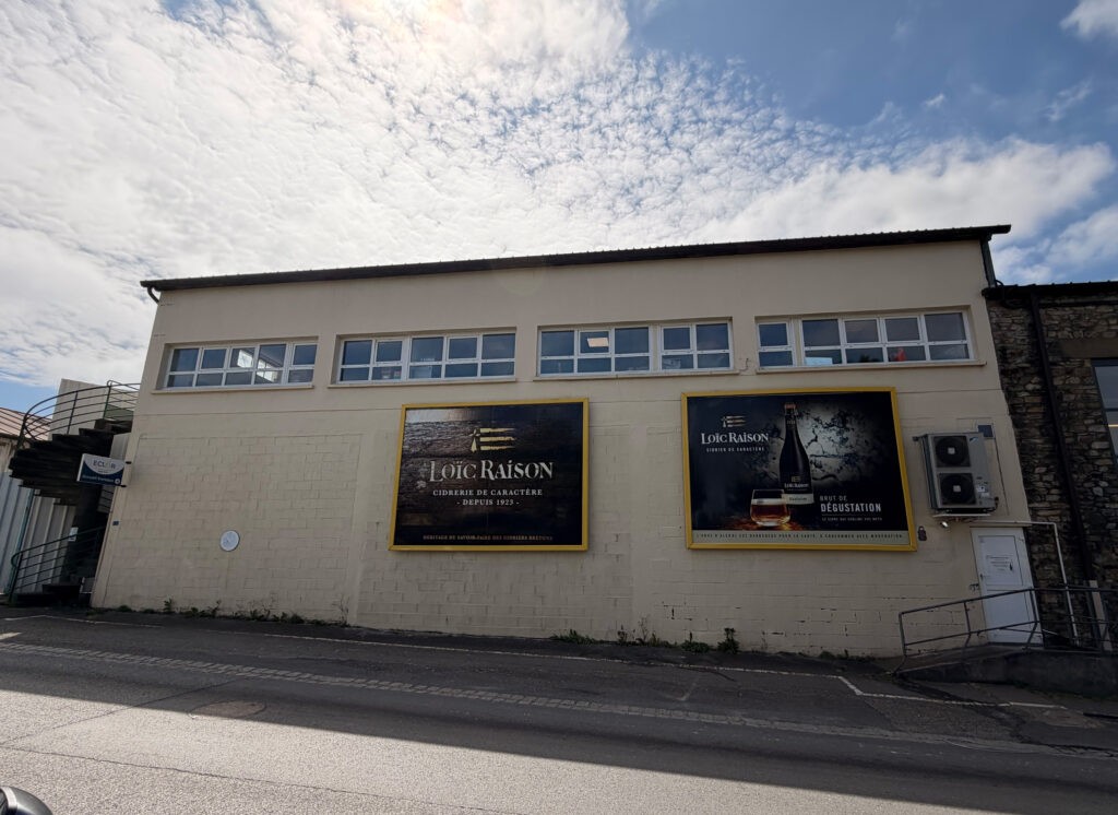 Façade de bureaux nettoyée par drone avec suppression des salissures et aspect uniforme retrouvé
