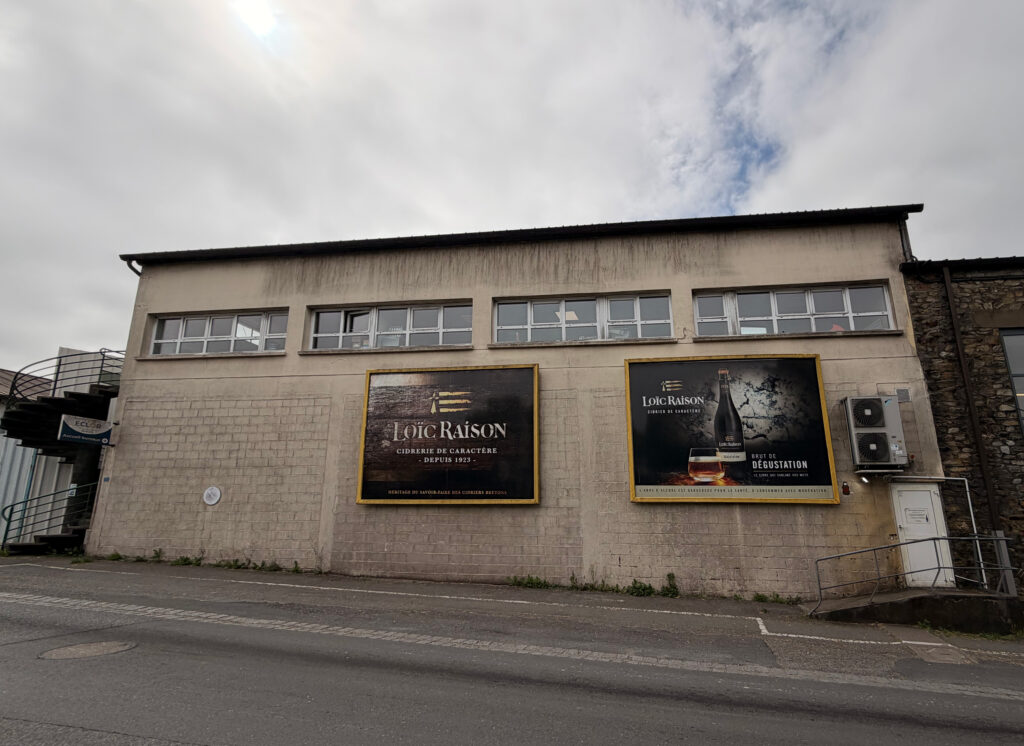 Façade de bureaux présentant des traces de pollution et de salissures avant intervention par drone