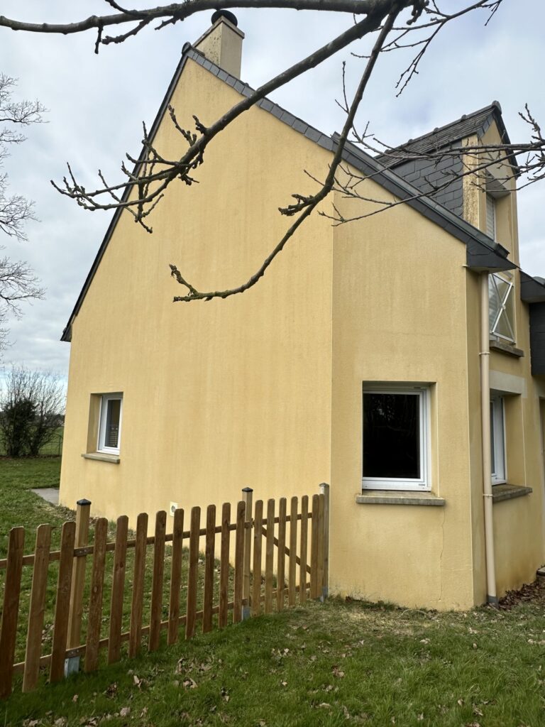 Façade de maison avec importantes coulures rouges avant traitement