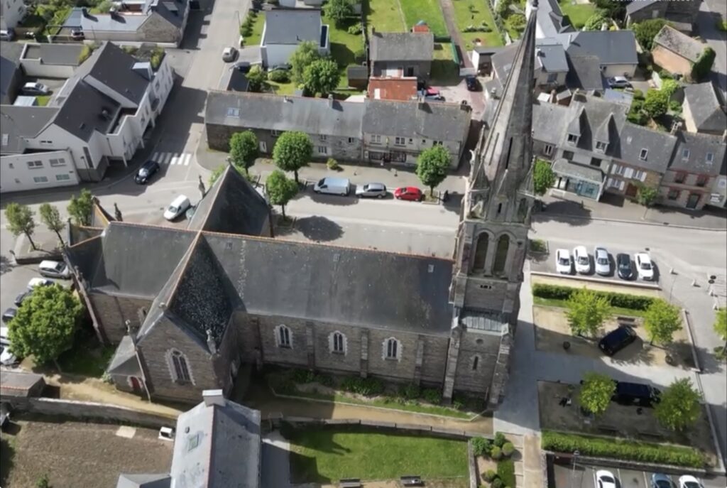 Vue aérienne par drone d'une église au cœur d'une commune