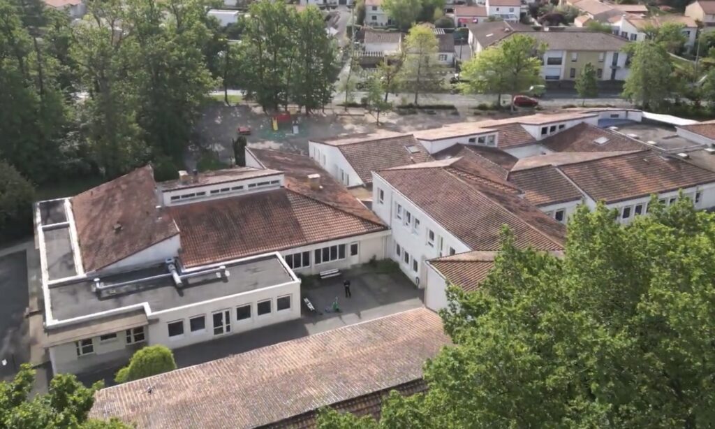 Vue aérienne d'un établissement public entretenu par drone