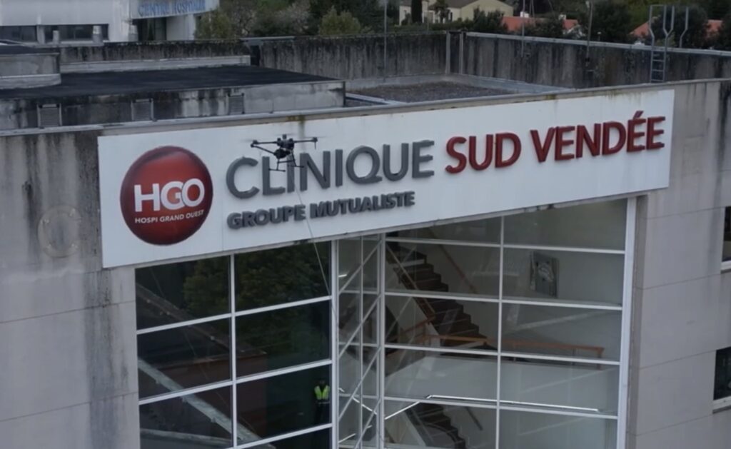 Drone intervenant sur la façade d'un établissement de santé