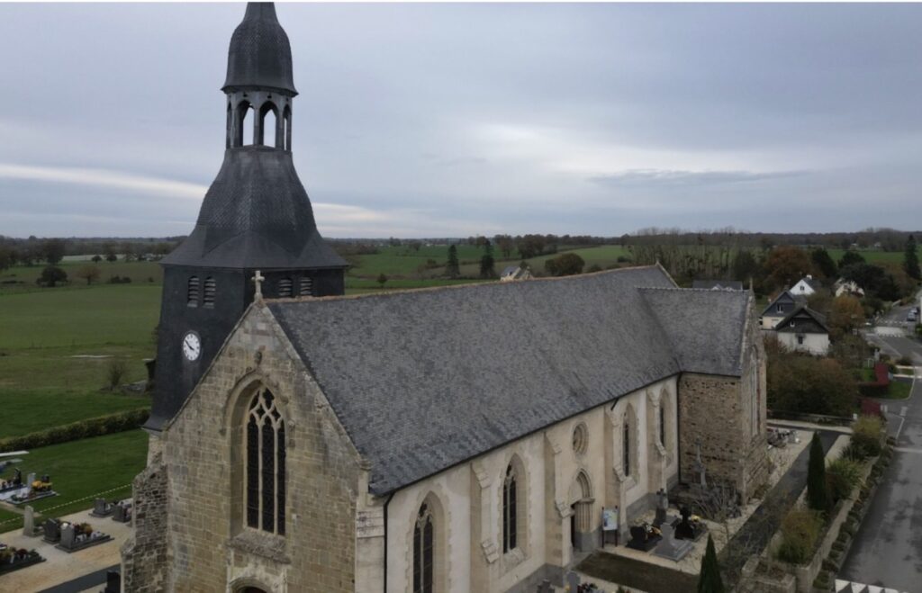 Clocher d'église nettoyé par drone