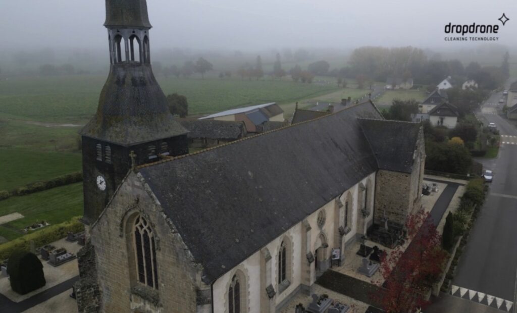 Clocher d'église avec mousses et lichens avant intervention