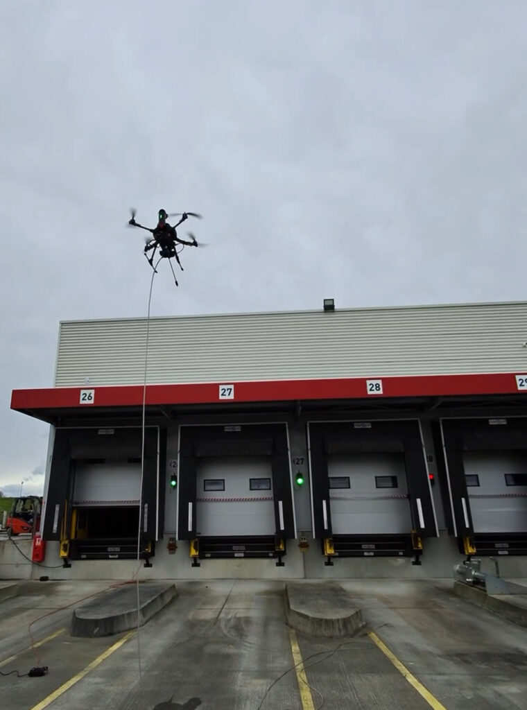 Drone intervenant sur les façades et toitures d'un site logistique