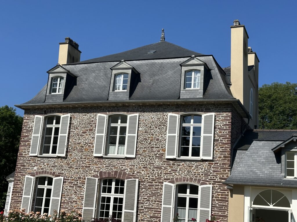 Toiture en ardoise nettoyée par drone