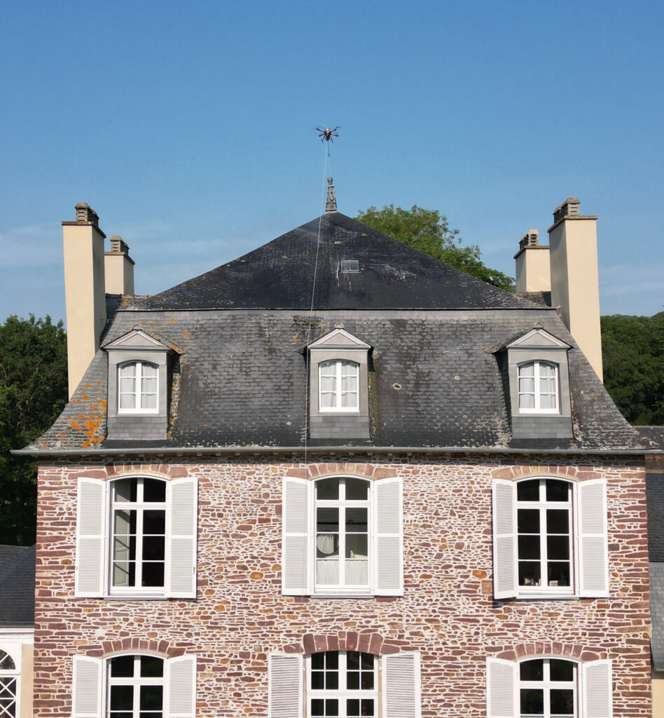 Toiture en ardoise avec mousses et lichens avant traitement