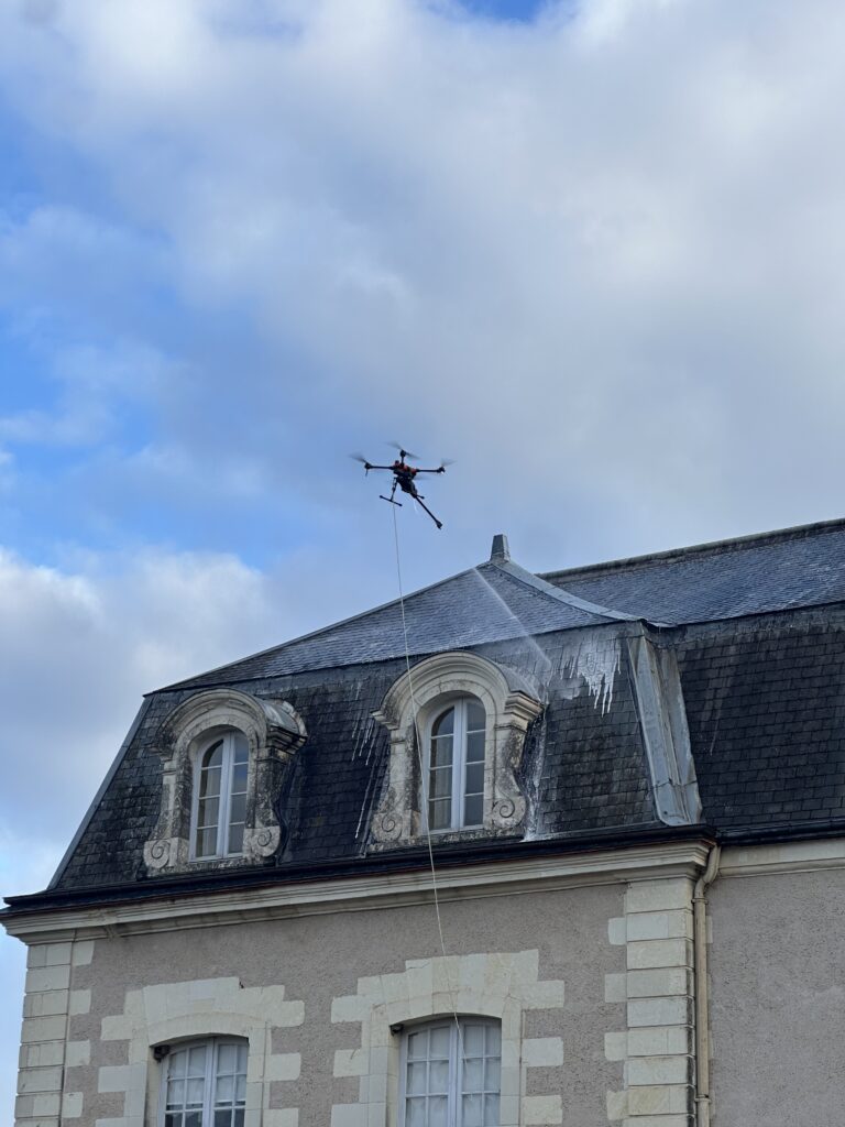 Nettoyage de toiture en ardoise par drone sur un bâtiment de caractère.