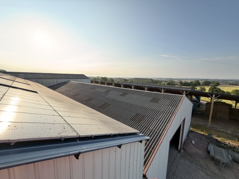 Vue des panneaux photovoltaïques d'un bâtiment agricole après une intervention de nettoyage par drone