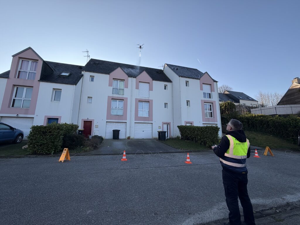Télépilote supervisant une opération de nettoyage par drone