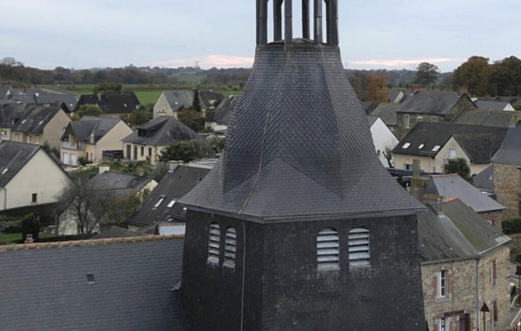 Drone appliquant un traitement sur la toiture en ardoise d'une église