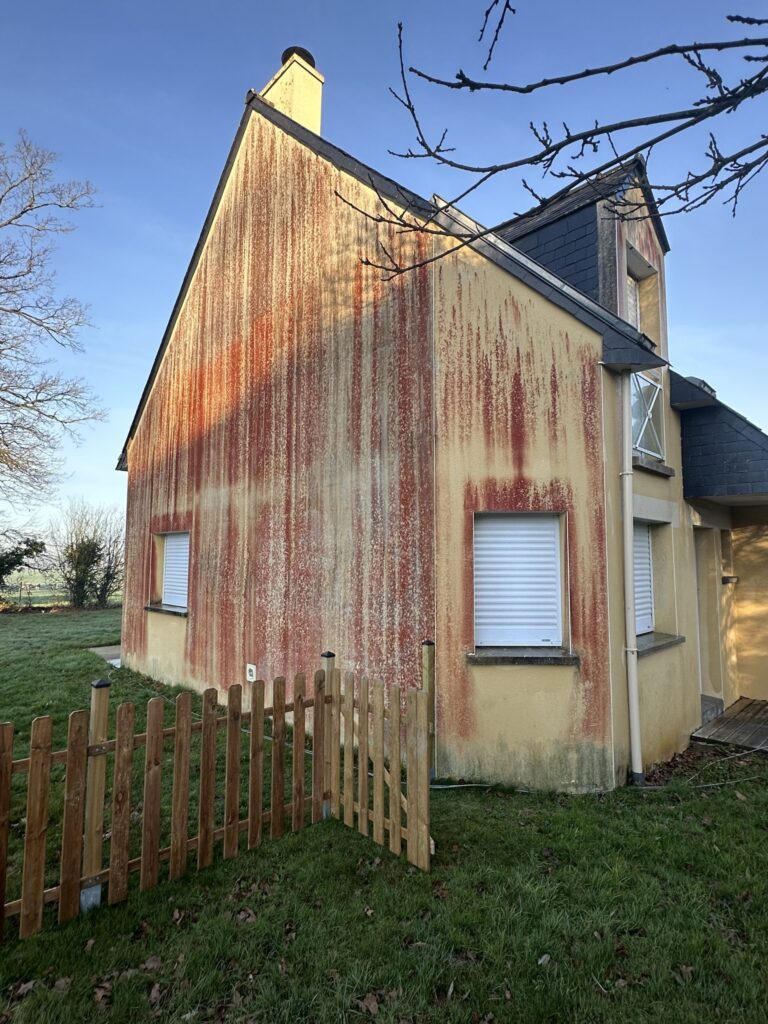 Toiture en ardoise et façade encrassée avant nettoyage